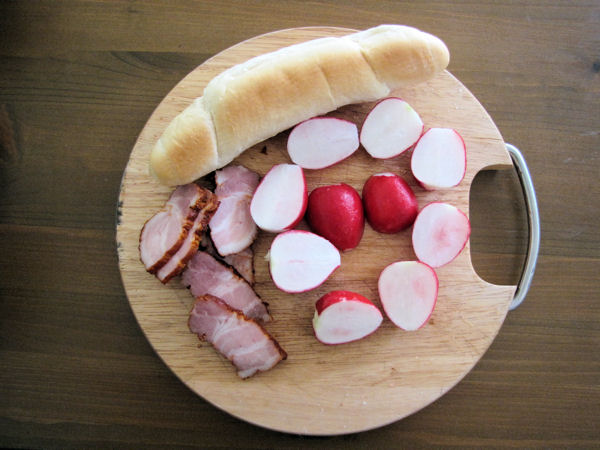 zdravá výživa těla a zdravá výživa duse - slanina s rohlíkem a ředkvičkami